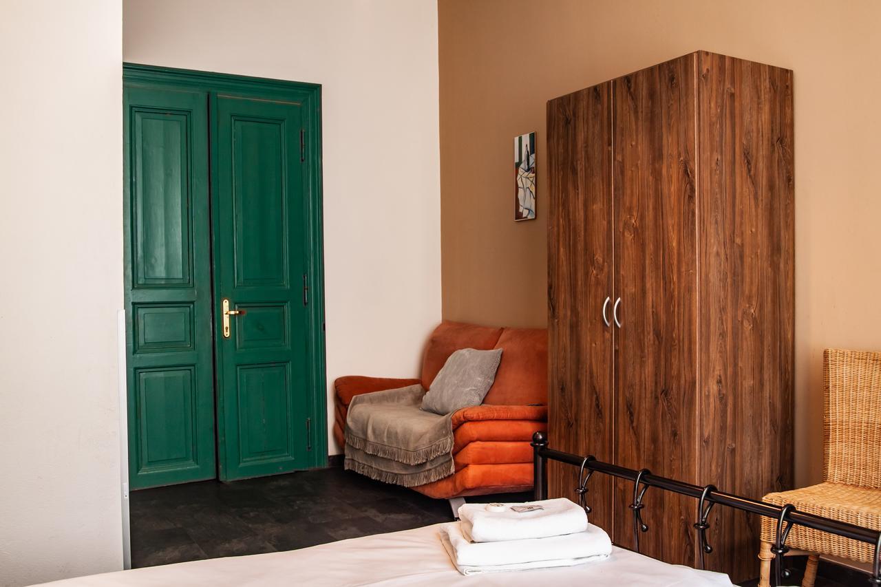 Hotel Sunflower Praha Bagian luar foto